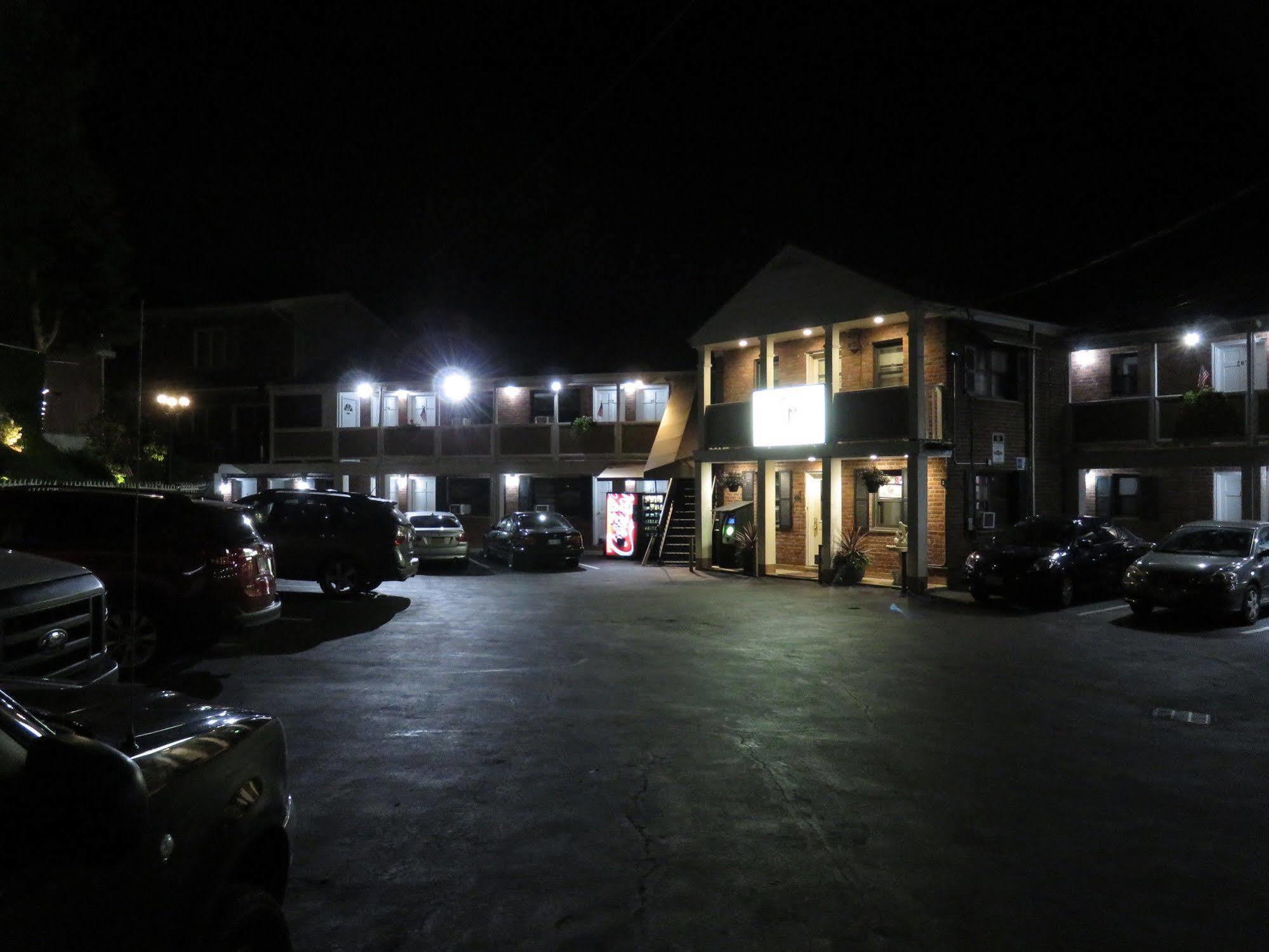 Central Motel Courtyard White Plains Exteriör bild
