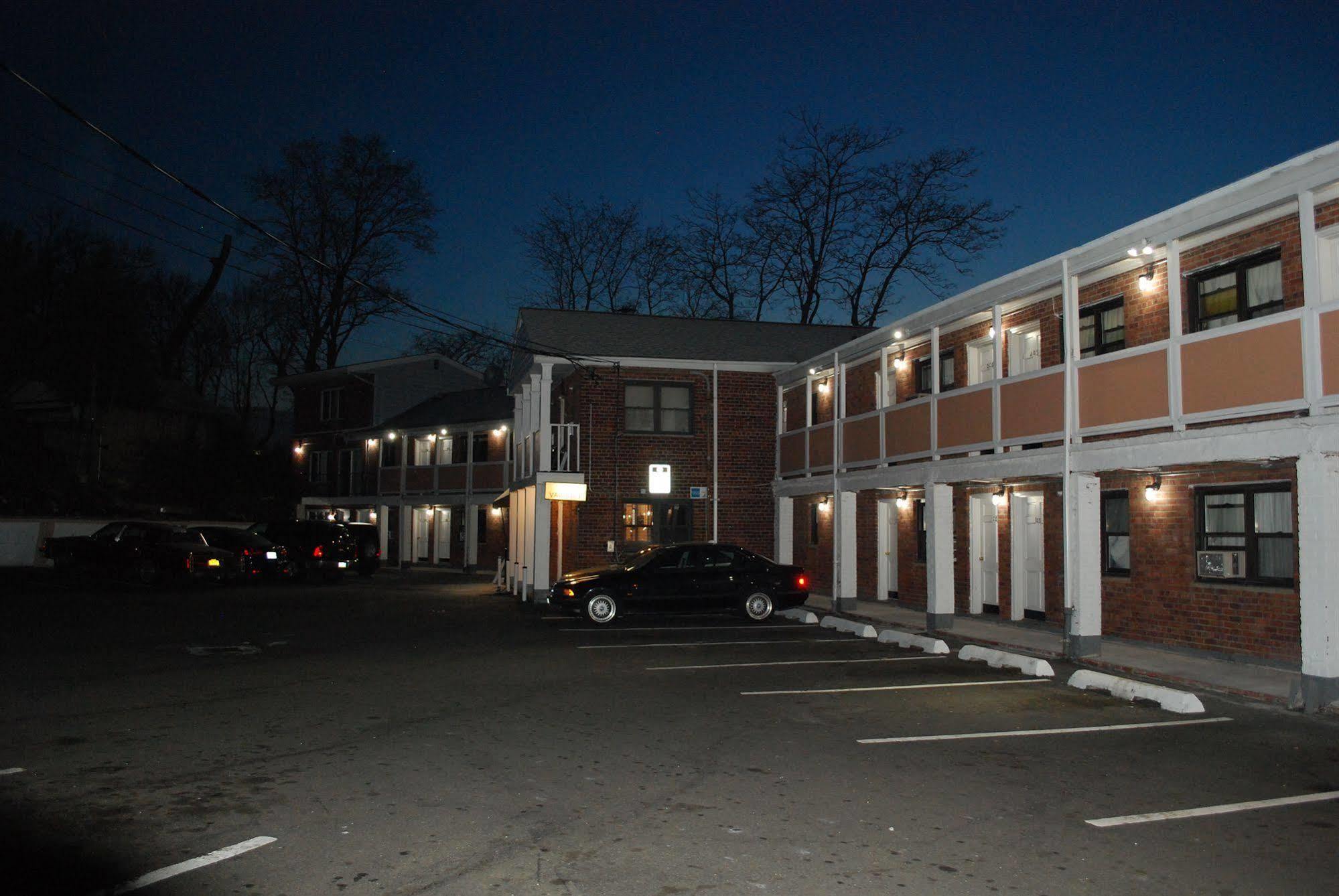 Central Motel Courtyard White Plains Exteriör bild